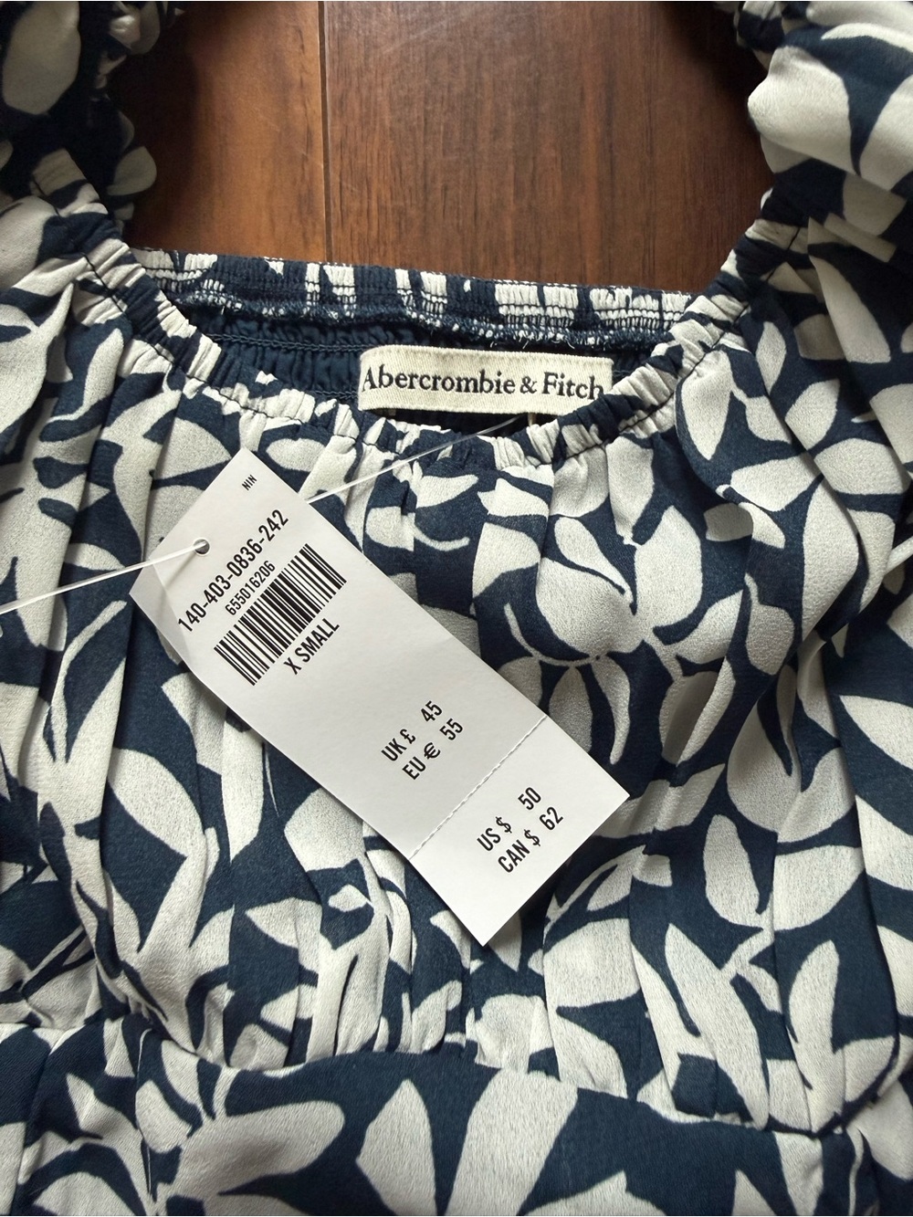 ๐ Abercrombie & Fitch Floral Navy & White Puff Short Sleeve Crop Top / XS / NWT - Picture 3 of 5
